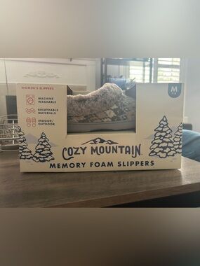 BNIB Cozy Mountain Memory Foam Slippers - MED 7-8
